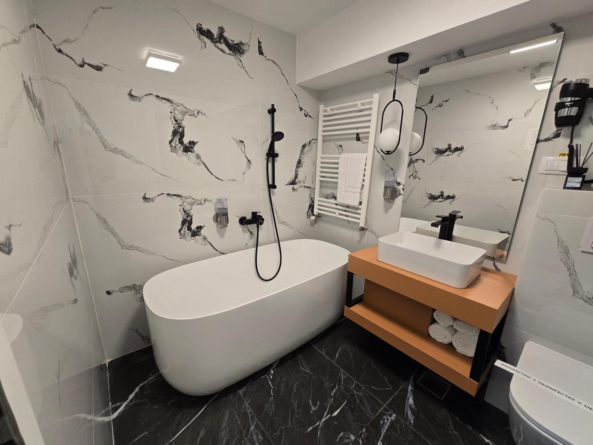 Monarc Boutique Aparthotel - Self Check-In Visan Esterno foto